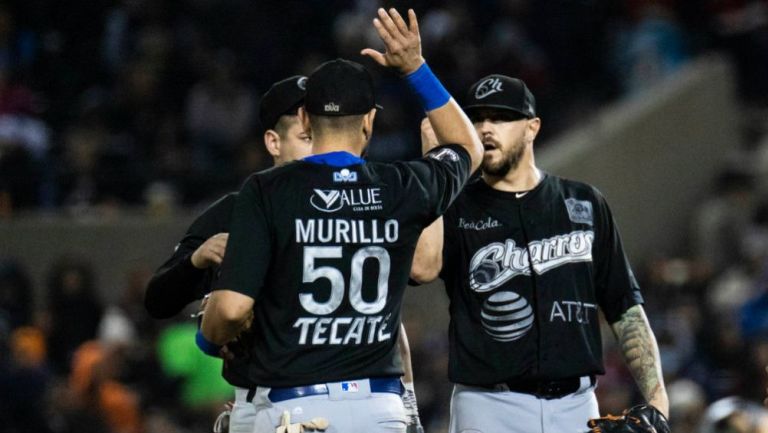 Murillo festeja con sus compañeros