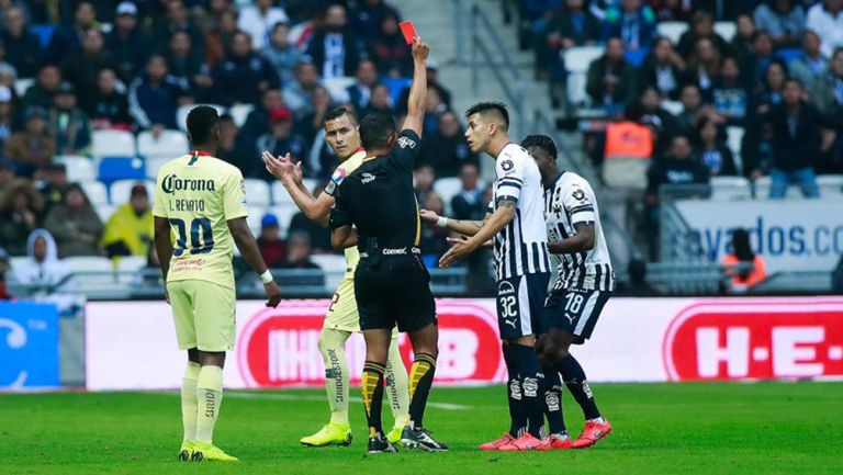 Fernando Guerrero expulsa a Avilés Hurtado en el duelo contra América