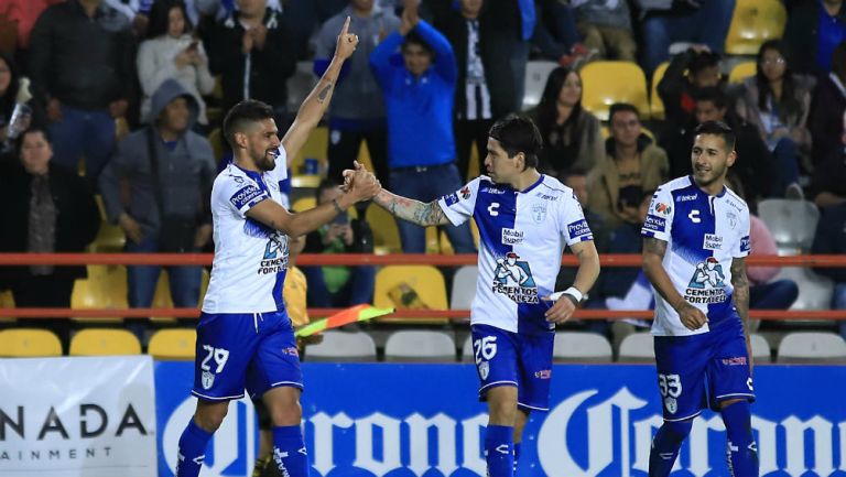 Jugadores de Pachuca celebran anotación de Franco Jara