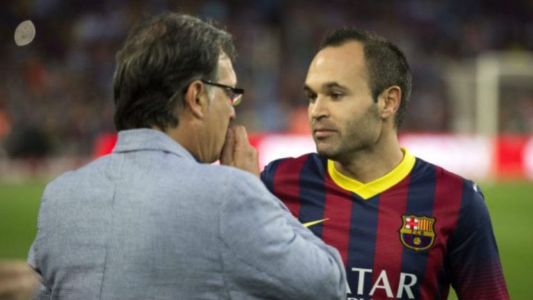 Andrés Iniesta y Gerardo Martino durante un juego del Barcelona