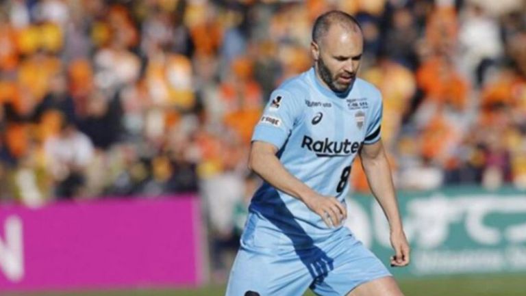 Iniesta durante un partido con el Vissel Kobe