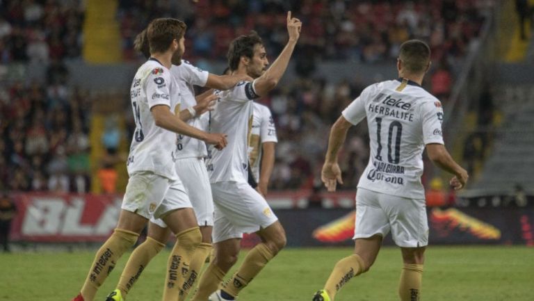 Jugadores de Pumas festejan el gol de Arribas