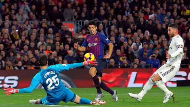 Luis Suárez dispara a gol en el último Clásico Español 