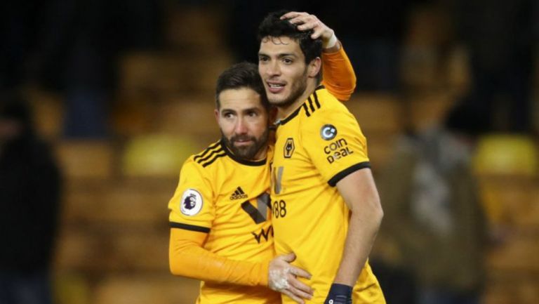 Joao Moutinho y Raúl Jiménez festejan un gol con el Wolverhampton