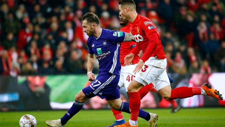 Jugadores del Standard y del Anderlecht disputando el balón 