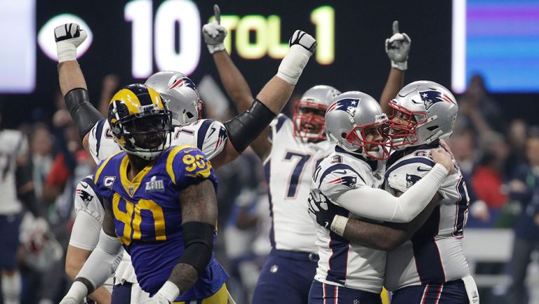 Jugadores de New England festejan durante el SB LIII