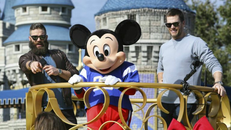 Julian Edelman y Tom Brady en Disney World