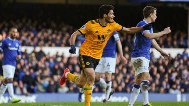 Raúl Jiménez festeja un gol con los Wolves