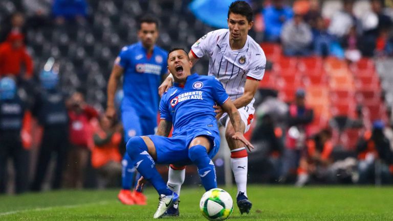 Cata Domínguez disputa un balón contra Jesús Molina de Chivas