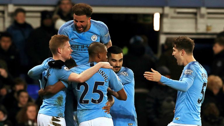 Jugadores del Manchester City celebran gol contra Everton
