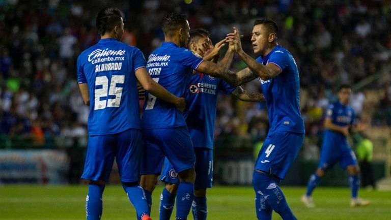 Jugadores de Cruz Azul celebran gol contra León 