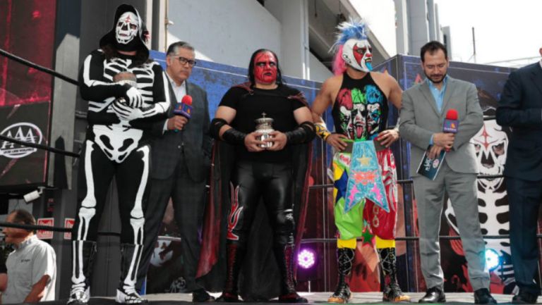 Comentaristas de TV Azteca con luchadores de Triple A 
