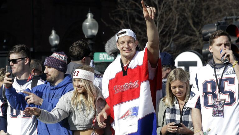 Rob Gronkowski saluda a la afición de Patriots