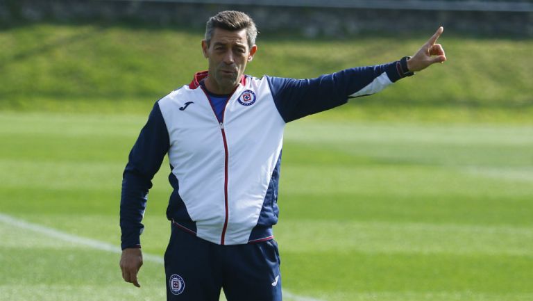 Caixinha durante entrenamiento de Cruz Azul 