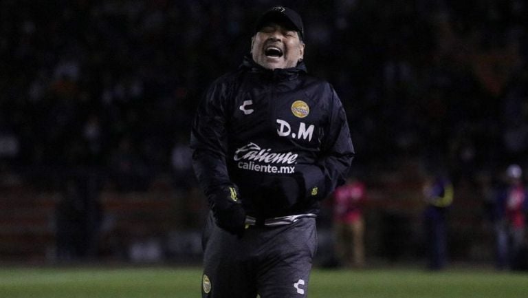 Diego Armando Maradona durante un juego con Dorados