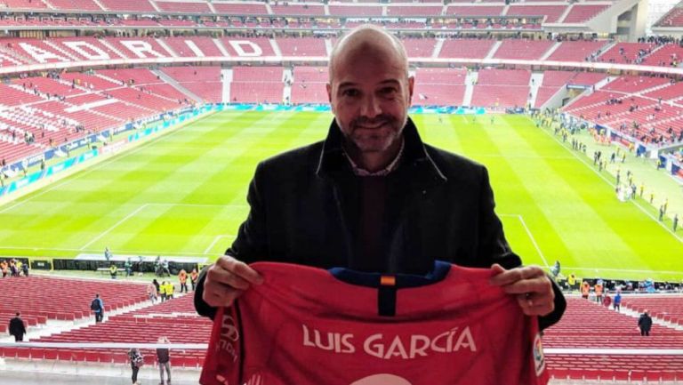 Luis García posa con un jersey del Atleti en el Wanda Metropolitano