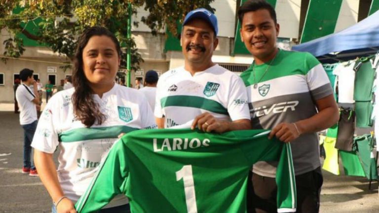Aficionados del Zacatepec con el jersey de Pablo Larios