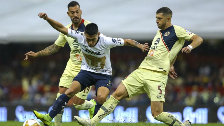 Víctor Aguilera, Felipe Mora y Guido Rodríguez en acción