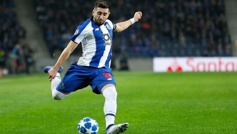 Héctor Herrera en partido con el Porto 