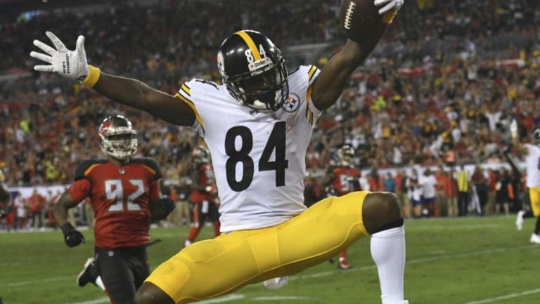 Antonio Brown brinca durante un juego de Steelers 