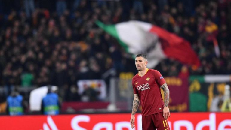 Aleksandar Kolarov durante el duelo entre la Roma y el Porto