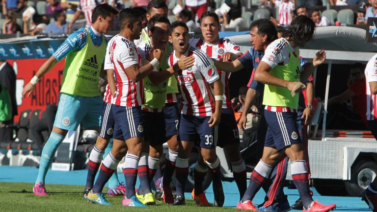 Marco Fabián celebra una de sus anotaciones al Atlas 