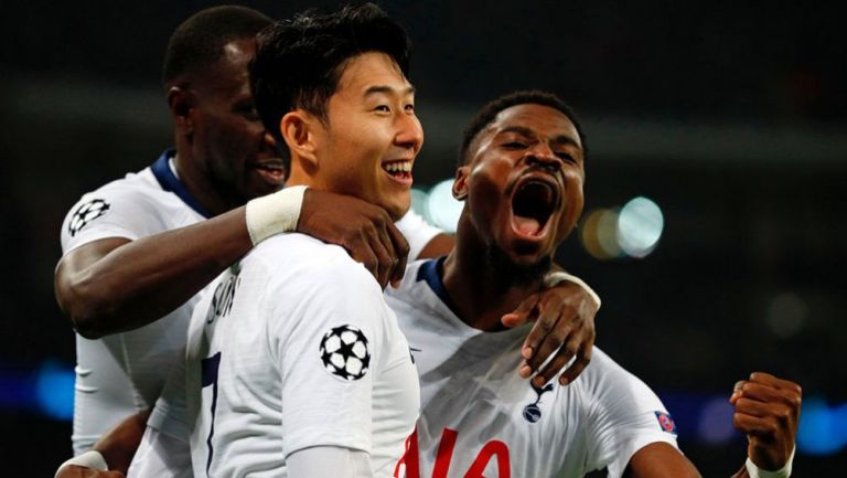 Jugadores del Tottenham acompañan a Son en su festejo