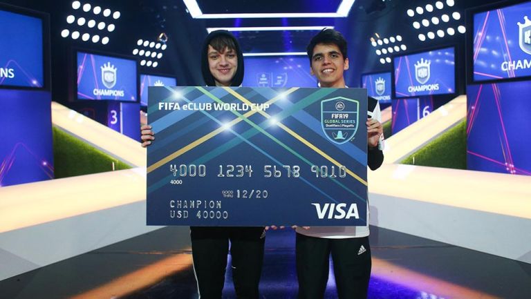 Tekkz y Nicolas sostienen su premio del Mundial de Clubes