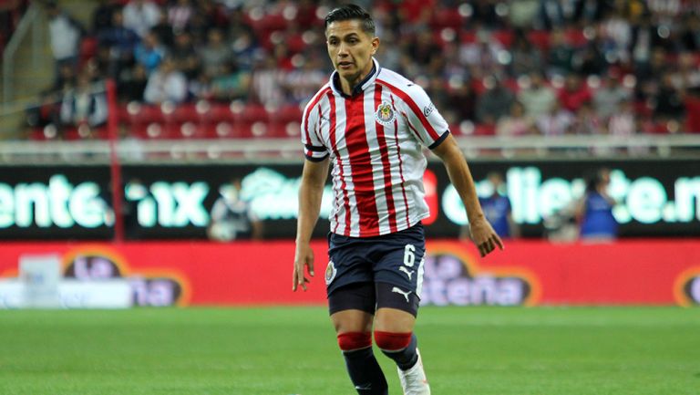 Villalpando conduce el balón en juego de Chivas 