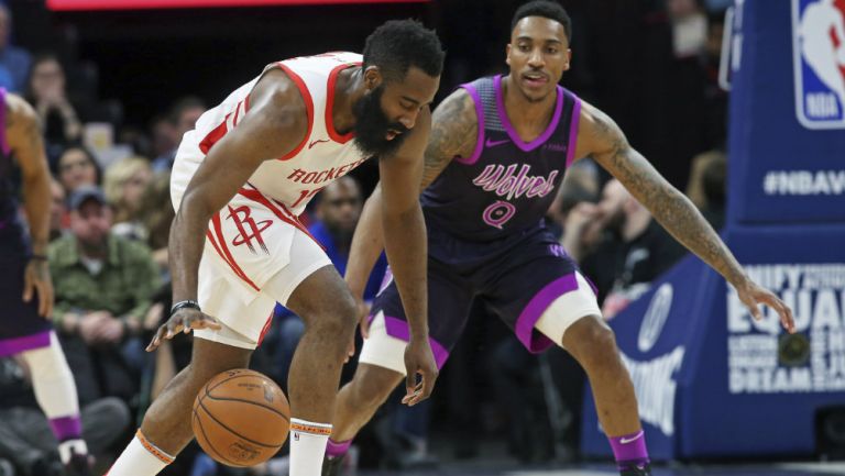 James Harden maneja la pelota en duelo contra Timberwolves