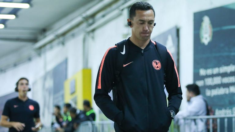 Marchesín camina al vestuario en un juego con el América