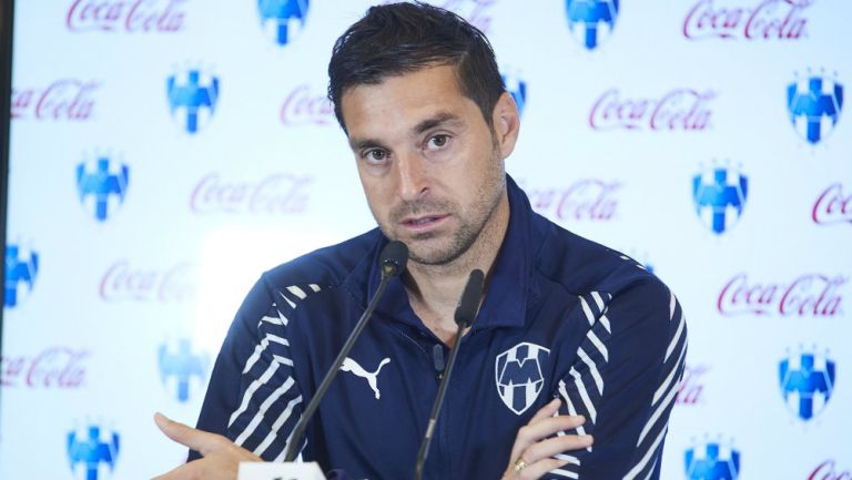 Diego Alonso durante conferencia de prensa de Rayados