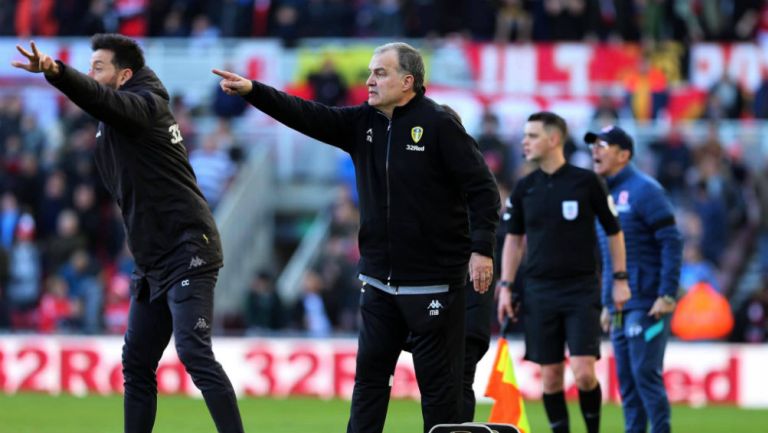 Marcelo Bielsa da indicaciones al Leeds United