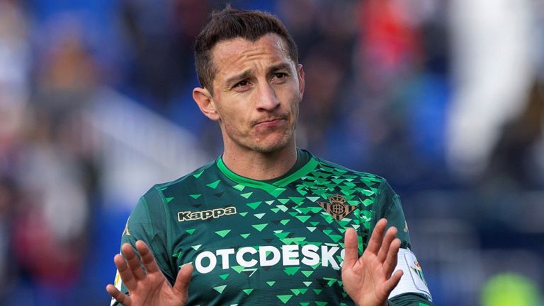 Andrés Guardado durante un juego con el Betis 