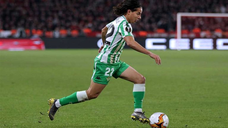 Lainez con el balón durante un partido con el Betis 