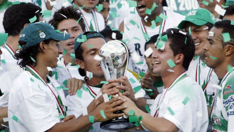 Jugadores de Santos festejan el título en 2008
