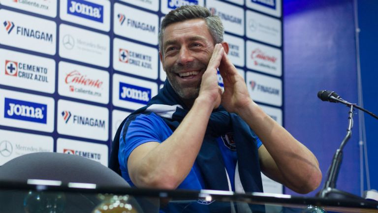 Caixinha durante conferencia de prensa con Cruz Azul 