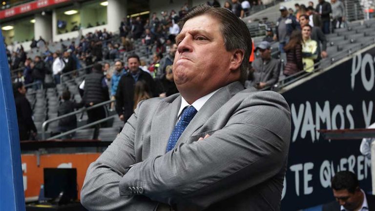 Miguel Herrera dirigiendo un partido del América 