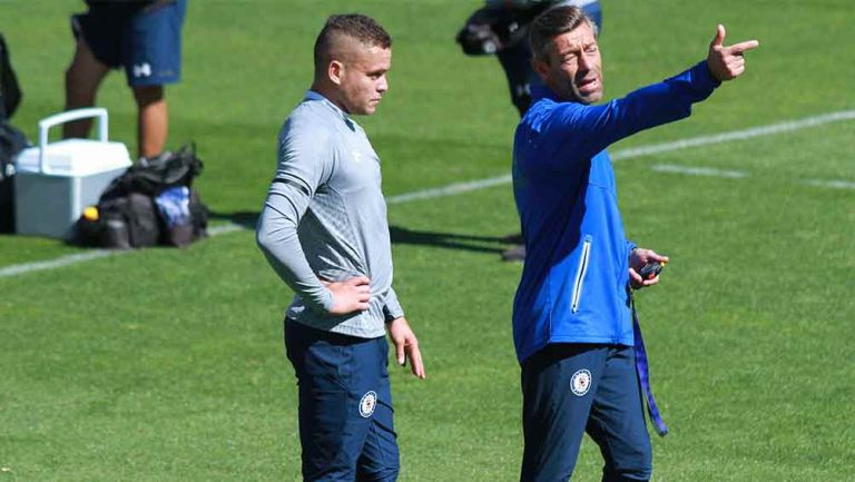 Jonathan Rodríguez y Caixinha en entrenamiento 