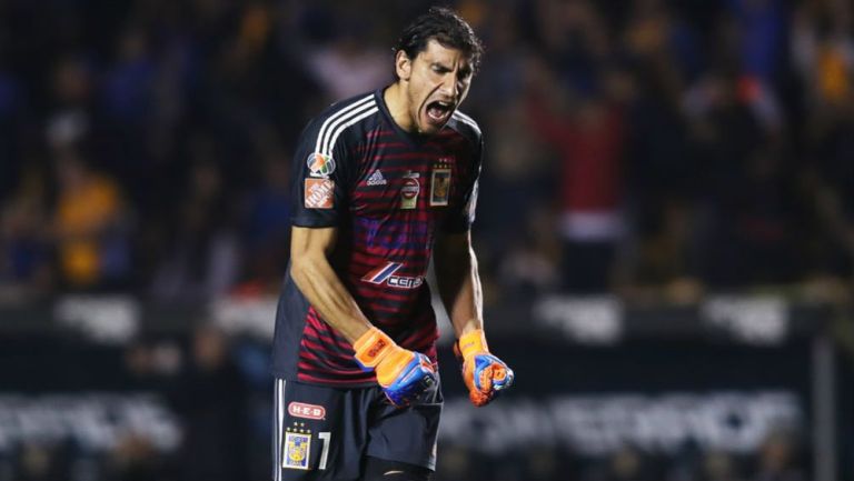 Nahuel Guzmán festeja un gol de Tigres