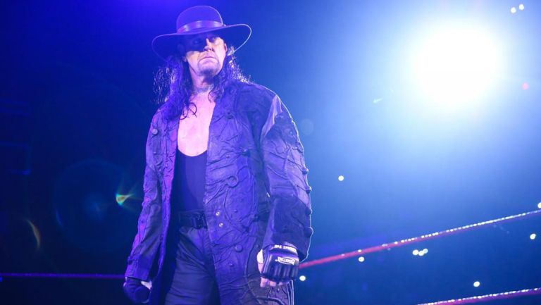 Undertaker hace su entrada en WWE