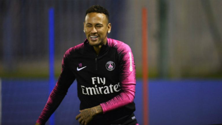 Neymar sonríe en un entrenamiento del París Saint-Germain