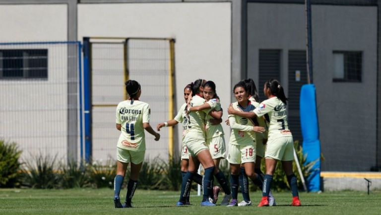 Jugadoras de América festeja un gol contra Pachuca