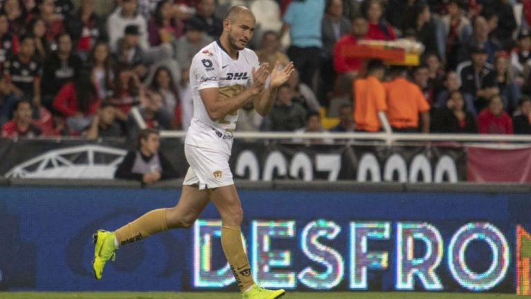 Carlos González festeja un gol con Pumas