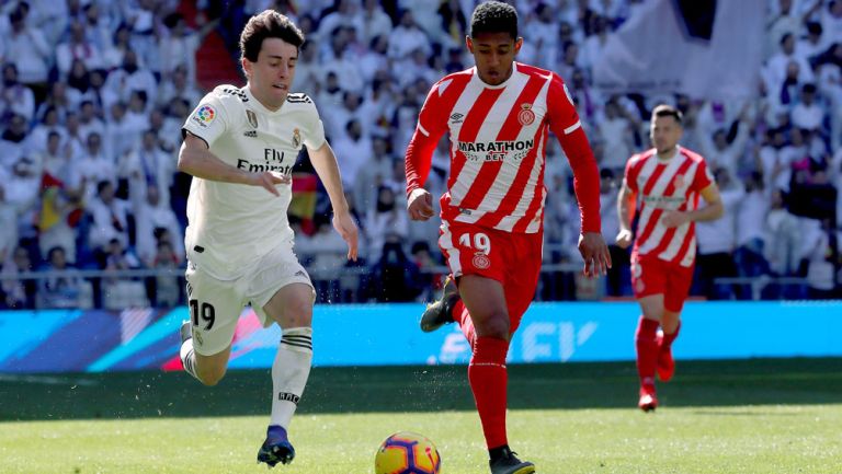 Odriozola y Lozano pelean el balón en el Bernabéu 