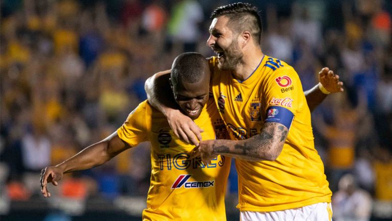 Gignac y Enner Valencia festejan gol ante Necaxa