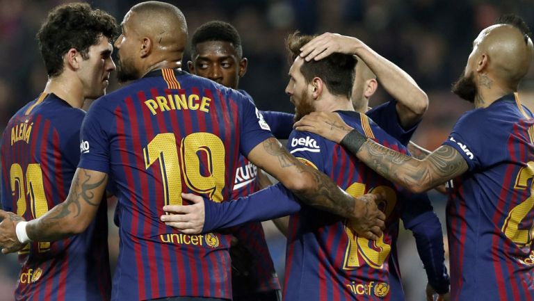 Jugadores celebran una anotación con Leo Messi 