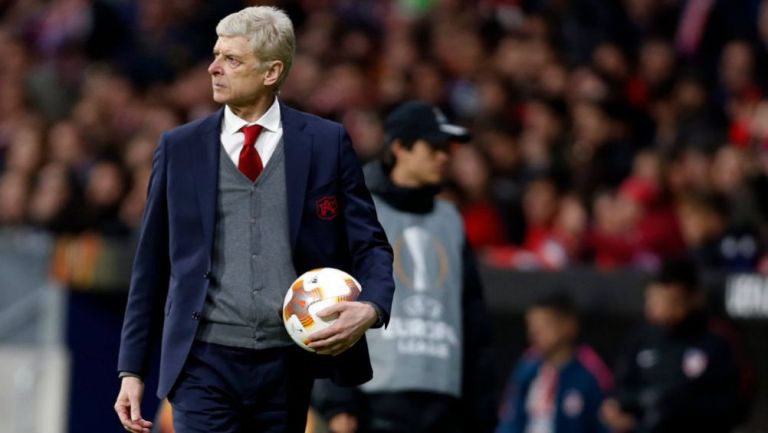 Arsene Wenger en el banquillo del Arsenal