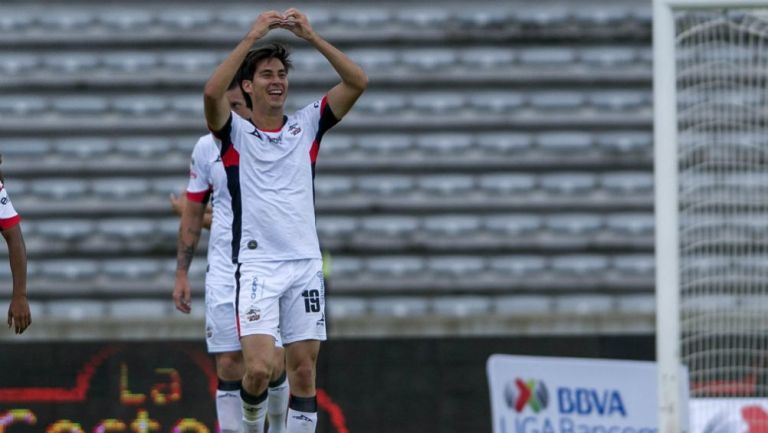 Mauro Lainez celebra gol con Lobos BUAP
