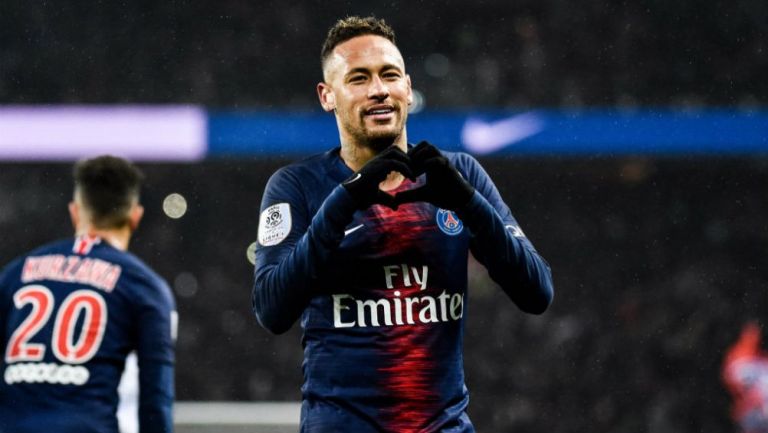 Neymar festeja gol en el PSG